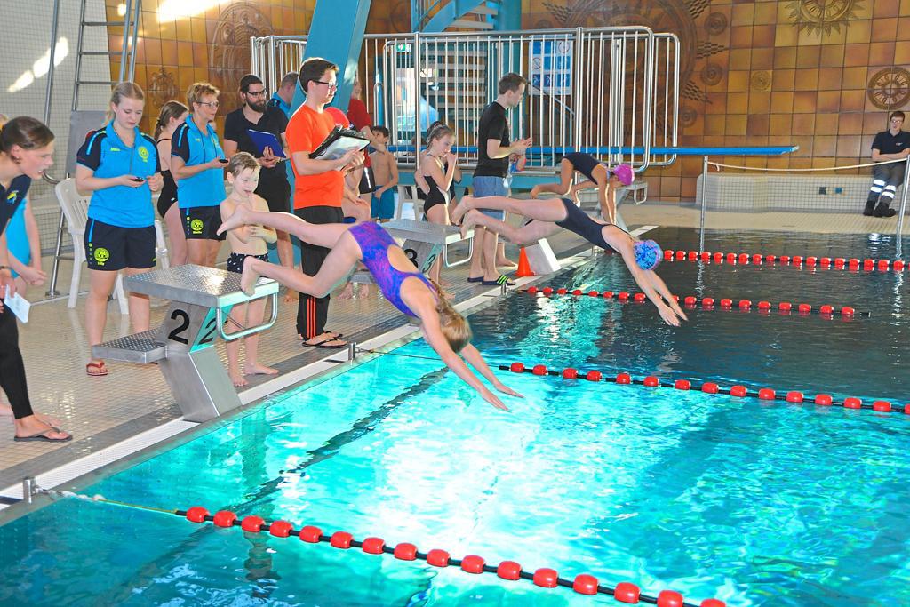 Staffelschwimmen der Gronauer Schulen
